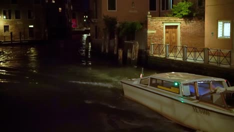 Barco-en-canal,-en-Venecia,-Italia-en-la-noche-en-cámara-lenta