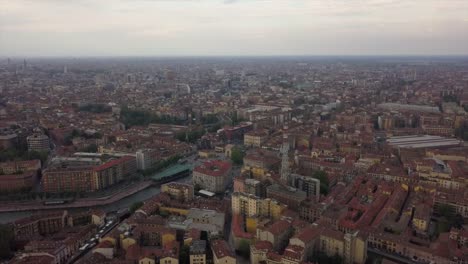 Italia-día-nublado-Milán-ciudad-famoso-canal-distrito-aéreos-panorama-4k