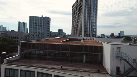 Drohne-Schuss-von-Office-Dach--und-Obergeschoss-Balkon