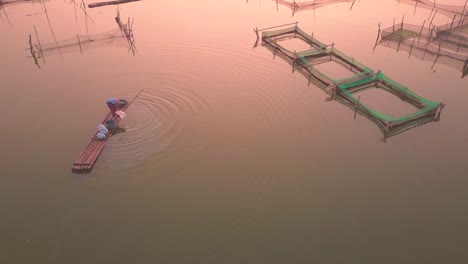 Pescadores-preparan-sus-redes-de-pesca-al-amanecer-para-la-captura-de-peces-en-Rowo-Apung-flotante-lugar-Jombor-Klaten,-Indonesia-Yogyakarta