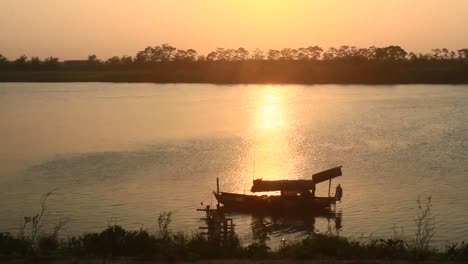 barco-en-el-río,-asia