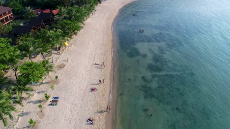 Touristen-sind-an-einem-wunderschönen-Strand-ausruhen.