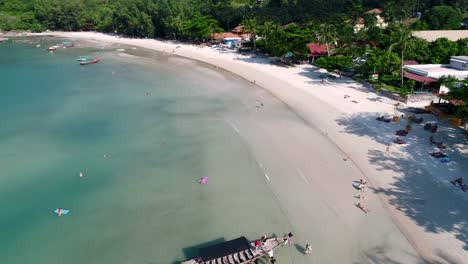 Los-turistas-descansan-en-una-hermosa-playa