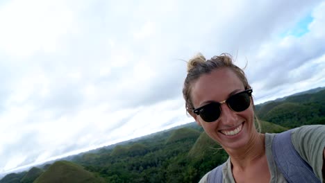 4K-Video-Frau-unter-Selfie-auf-Chocolate-Hills-auf-Bohol,-Philippinen