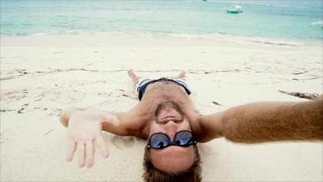 Selfie-Porträt-des-jungen-Mannes-an-tropischen-weißen-Sandstrand.-Die-Leute-Reisen-Urlaub-tropisches-Klimakonzept.-Gedreht-auf-der-Insel-in-den-Philippinen