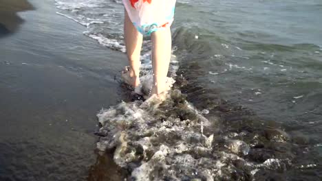 Beautiful-woman-legs,-walking-on-the-beach