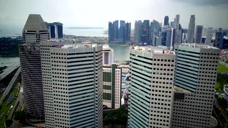 Steigende-Ansicht-der-Suntec-City-Shopping-Mall-mit-zentraler-Geschäft-Bezirk-Skyline-im-Hintergrund.