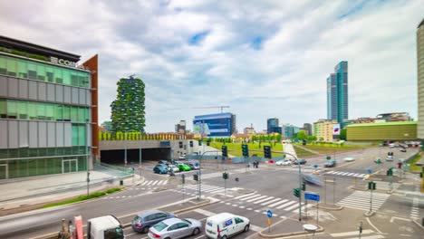 Italien-Mailand-Stadt-bewölkten-Tag-berühmte-moderne-Block-zu-Fuß-überbrücken-Panorama-4k-Zeitraffer