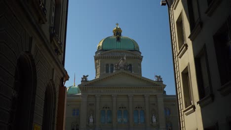 Sonnigen-Tag-Bern-Stadt-Schweiz-berühmte-Gebäude-Straßenansicht-4k