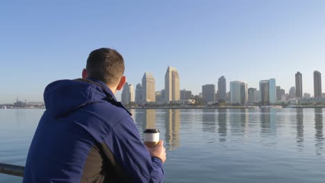 Hombre-beber-café-por-la-mañana-en-la-ciudad-de-San-Diego