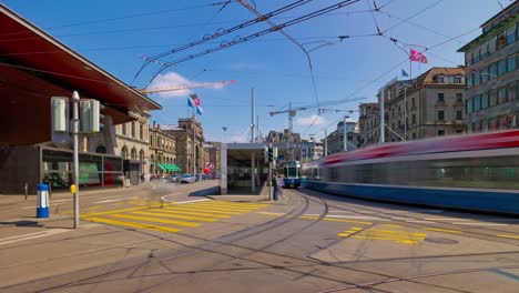 Suiza-día-soleado-zurich-ciudad-centro-tráfico-panorama-calle-4k-timelapse