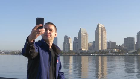 Junger-Mann-macht-Selfie-auf-Hintergrund-der-Innenstadt