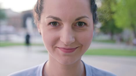 Joven-señora-sonriendo-al-aire-libre