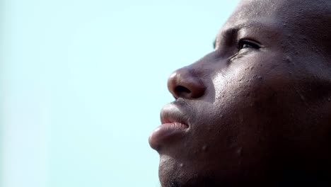 oración,-esperanza,-ayuda.-Joven-africano-reza-mirando-al-cielo