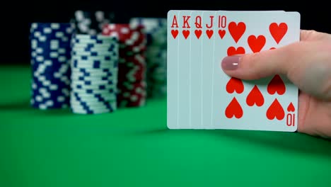 Royal-Flush-Pokerspieler-hält-gewinnende-Hand,-erfolgreiches-Spiel,-Sieg