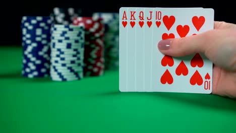 Royal-flush,-jugador-de-poker-con-mano-ganadora,-juego-de-éxito,-Victoria