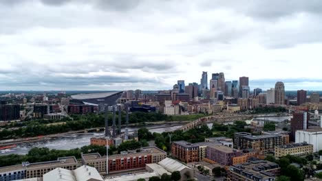 Antenne-Hyperlapse-von-Minneapolis-Skyline---bewölkten-Tag