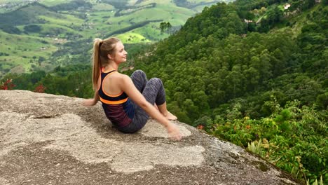 Fitness-Babe-auf-Felsen