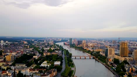 Luftaufnahme-der-Stadt-Frankfurt-mit-Fluss-und-Wolkenkratzer-bei-Sonnenaufgang