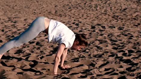 Mujer-de-estiramientos-yoga-en-la-playa-por-el-río-en-la-ciudad.-Hermosa-vista.-Vinyasa.