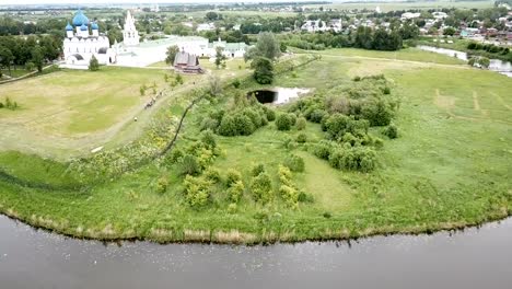 Blick-auf-Suzdal-Kreml-mit-Kathedrale-der-Geburt