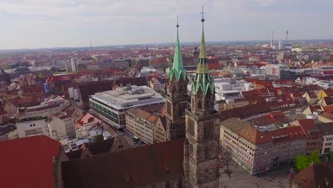 Aerial-Kirche-mit-Nürnberg-Stadt-im-Hintergrund