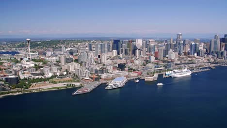 Cielo-azul-paisaje-aéreo-de-la-arquitectura-frente-al-mar-de-Seattle
