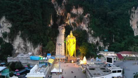 aumento-de-grúa-aérea-del-alto-protector-de-Murugan-estatua-batu-caves