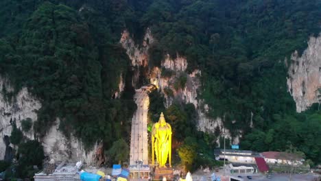 aumento-de-backsweep-aéreo-de-guardia-murugan-estatua-batu-caves