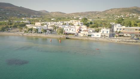 Vista-aérea-de-grandes-villas-blancas-frente-a-la-playa-en-Ydroussa,-isla-de-Andros.