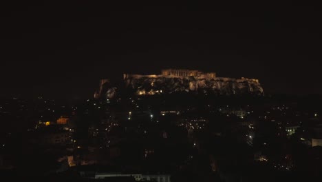 Vista-aérea-del-templo-del-Partenón-en-colina-de-la-Acrópolis-de-noche-en-Atenas.