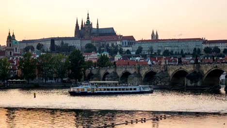 Karlsbrücke-Seite-Ansicht-Abend-Zeitraffer