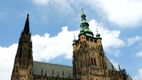 St-Vitus-Cathedral-und-bewölktem-Himmel-Closeup-Zeitraffer