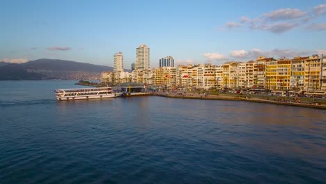 Abejón-de-Esmirna,-Plaza-por-de-drone-mar-Steamboat