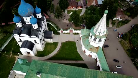 vista-de-la-Catedral-de-la-Natividad-de-la-Virgen-en-Suzdal-Kremlin