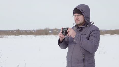 Traveler-photographs-in-a-winter-field