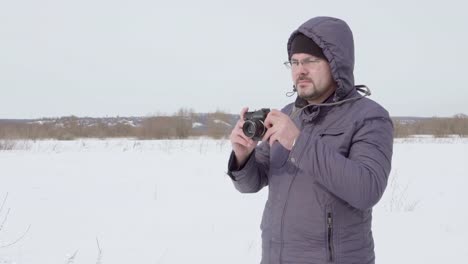 Fotos-de-viajero-en-un-campo-del-invierno