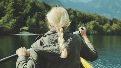 Frau-im-Boot-von-hinten.