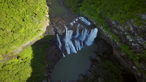 Luftaufnahme-des-Rochester-Falls-in-Mauritius.