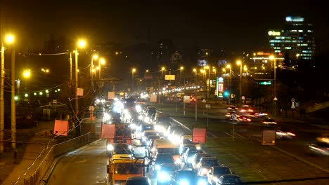 Nachtverkehr-in-Stadt.-Zeitraffer.-Nachtlandschaft-Autobahn-mit-Transport-Verkehr-in-der-Innenstadt,-Zeitraffer-Nacht.