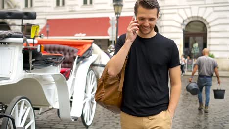 Turista-de-hombre-con-mochila-en-la-calle-de-Europa.