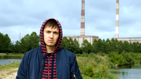 Retrato-de-un-joven-en-una-campana.