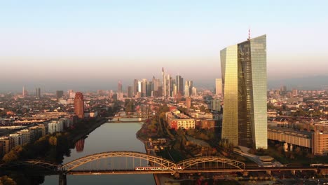 Frankfurt-EZB-Skyline-Luftaufnahme-in-frühen-Sonnenaufgang-spiegelnden-Sonne