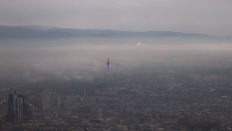 Blick-nach-Frankfurt-am-Main-vom-Flugzeug-fliegen