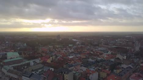 Luftaufnahme-der-Stadt-Lund-und-Kathedrale-Kirchengebäude-bei-Sonnenuntergang.-Drohne-Schuss-überfliegen-Stadtbild-Skyline-und-Kirchturm-spire