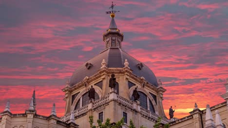 Die-majestätischen-Kuppel-der-Almudena-Kathedrale-in-Madrid.-Spanien
