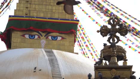 Kathmandu,-Nepal:-Boudhanath-Stupa-in-Kathmandu,-Nepal.-Boudhanath-ist-eine-Stupa-in-Kathmandu,-Nepal.-Es-ist-eines-der-größten-kugelförmigen-Stupas-in-Nepal.