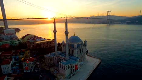 Ortakoy-Mezquita-de-Estambul/Turquía.