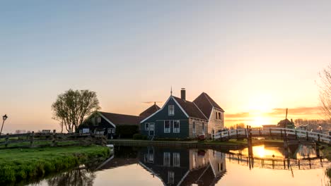 Lapso-de-tiempo-del-amanecer-en-el-pueblo-de-Zaanse-Schans,-timelapse-de-Ámsterdam-Holanda-4K-la-casa-holandesa-tradicional