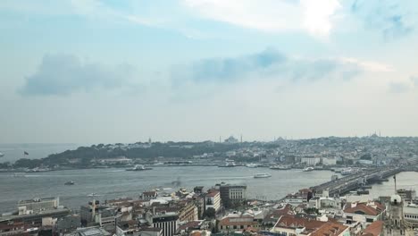 Schönen-Sonnenuntergang-Time-Lapse-Video-Goldene-Horn-Istanbuls-vom-Galata-Turm-mit-Topkapi-Palast,-Hagia-Sophia,-Bosporus,-blaue-Moschee-und-Basar-Ansicht